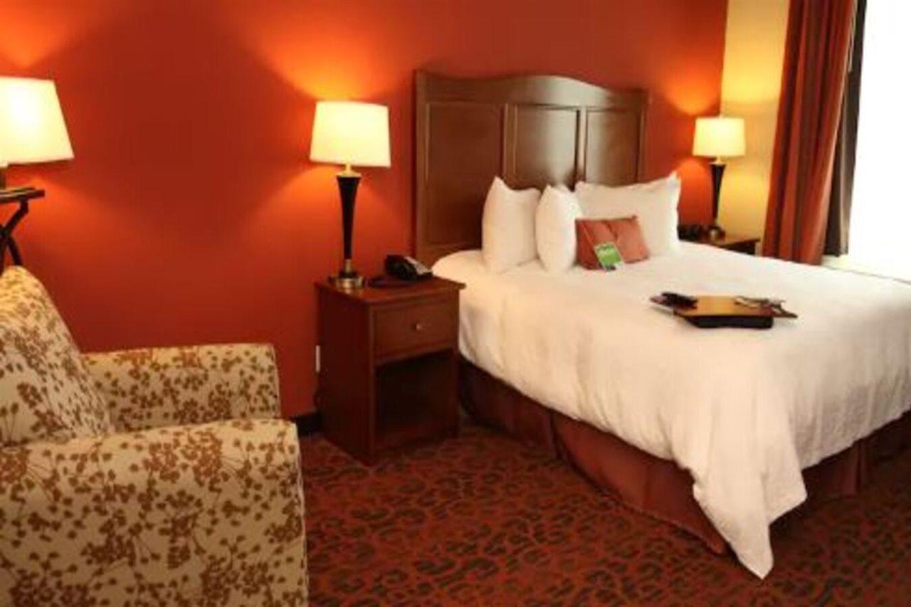 Hampton Inn & Suites בסטרופ מראה חיצוני תמונה