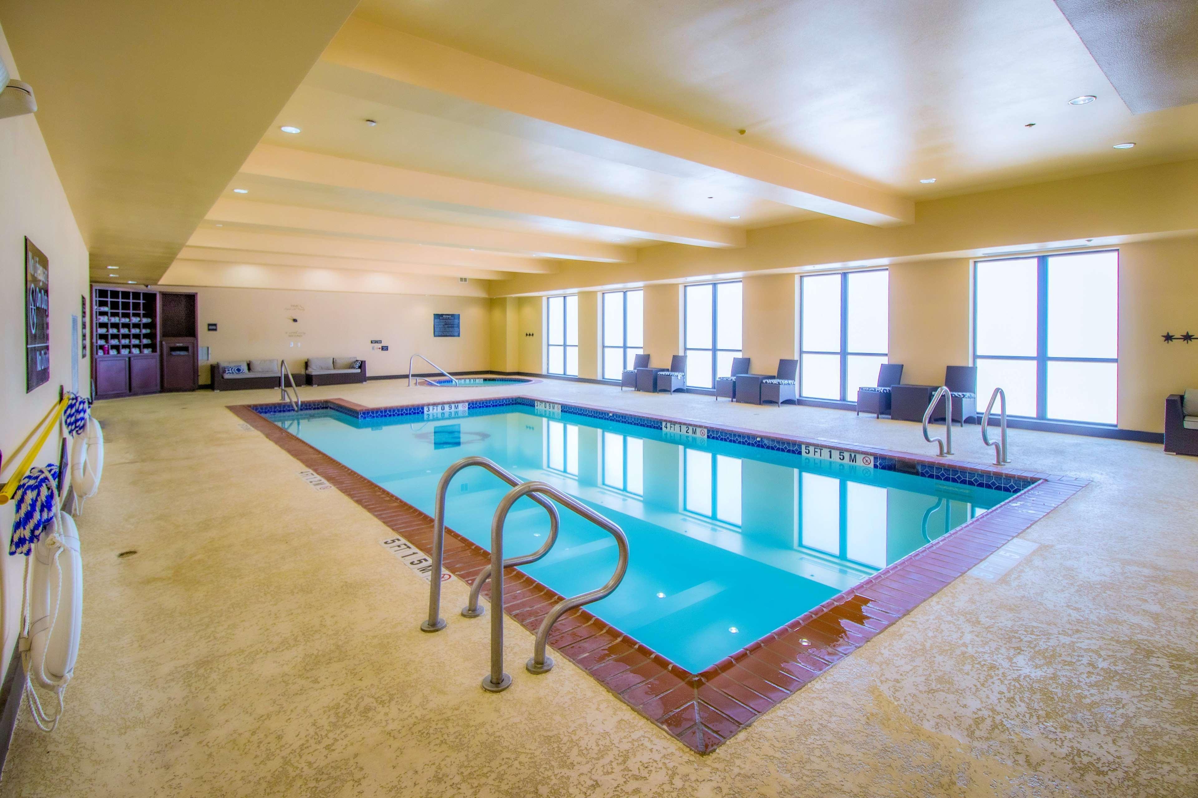 Hampton Inn & Suites בסטרופ מראה חיצוני תמונה