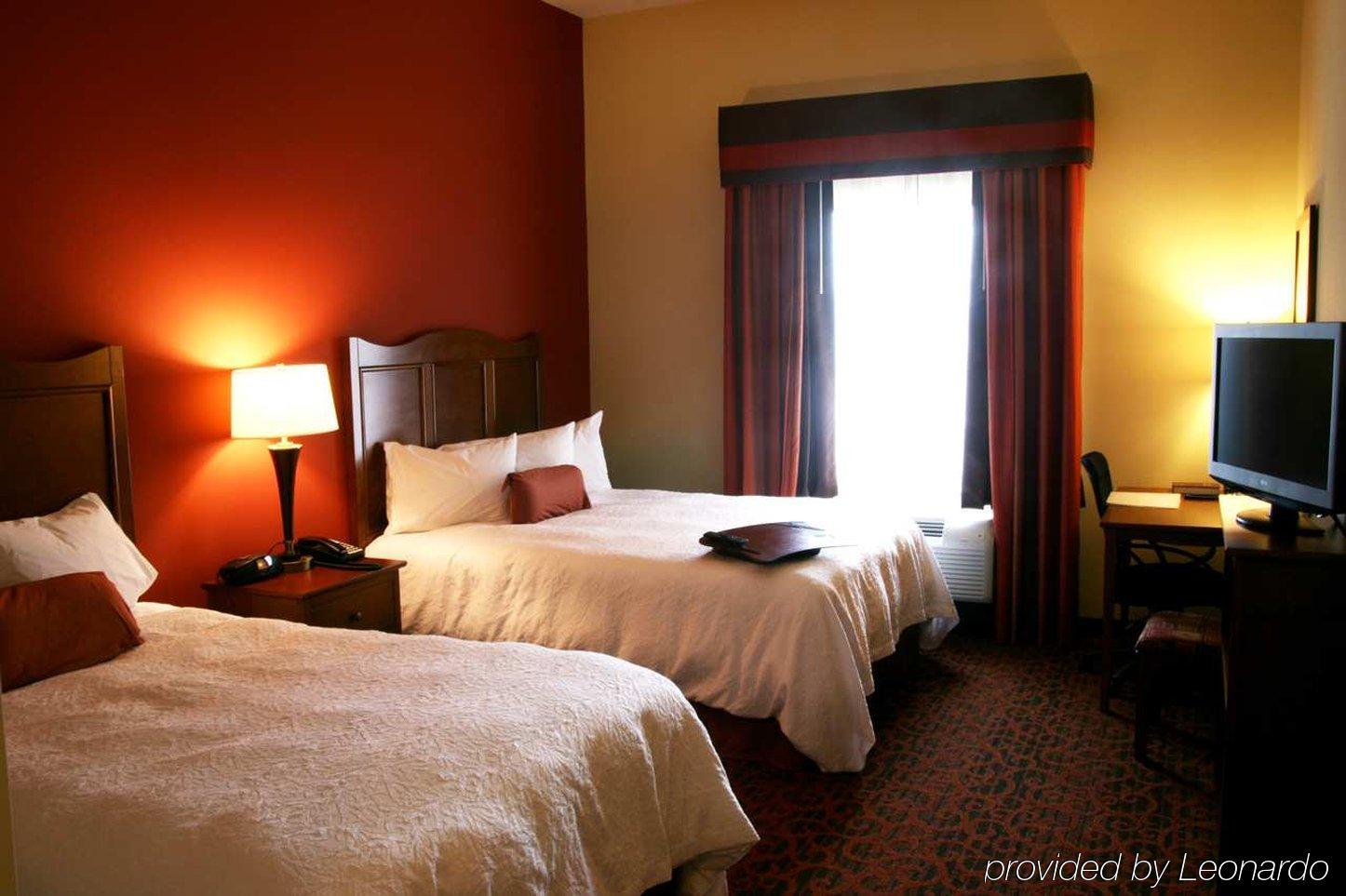 Hampton Inn & Suites בסטרופ חדר תמונה
