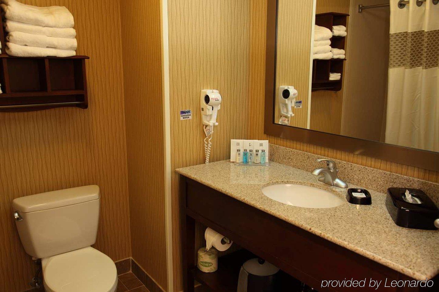Hampton Inn & Suites בסטרופ מראה חיצוני תמונה