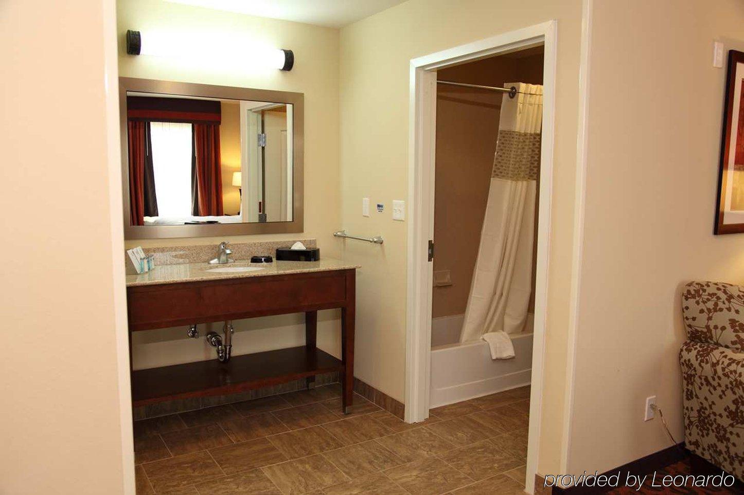 Hampton Inn & Suites בסטרופ חדר תמונה