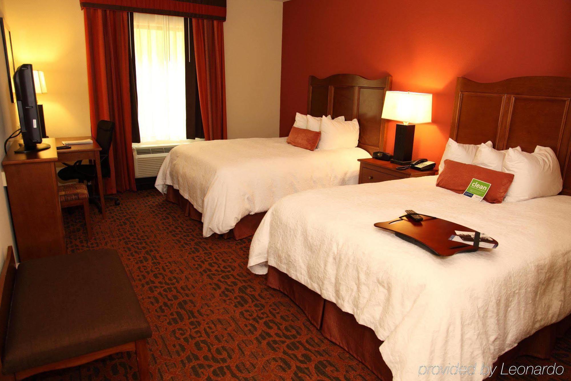 Hampton Inn & Suites בסטרופ חדר תמונה