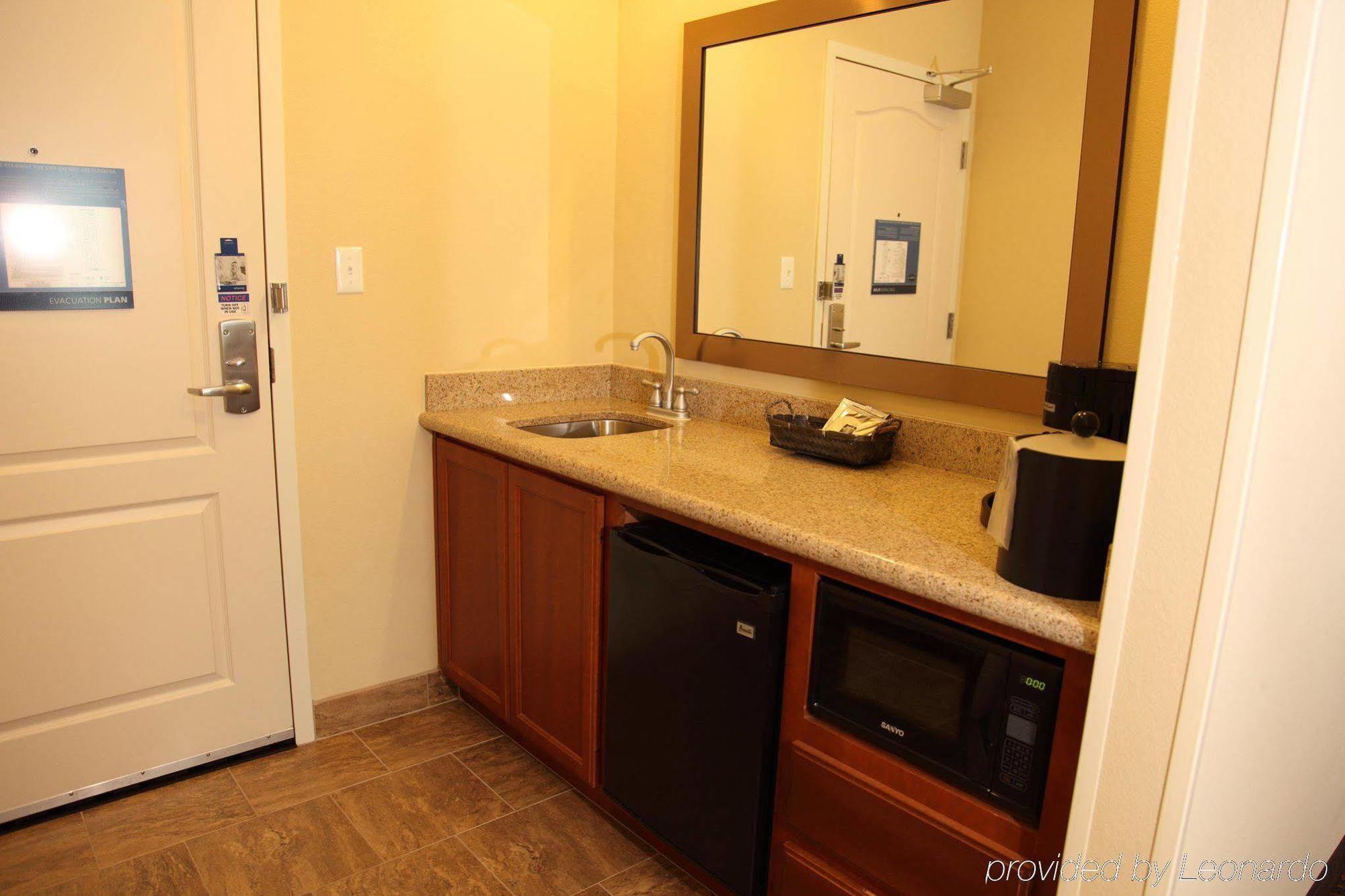 Hampton Inn & Suites בסטרופ חדר תמונה