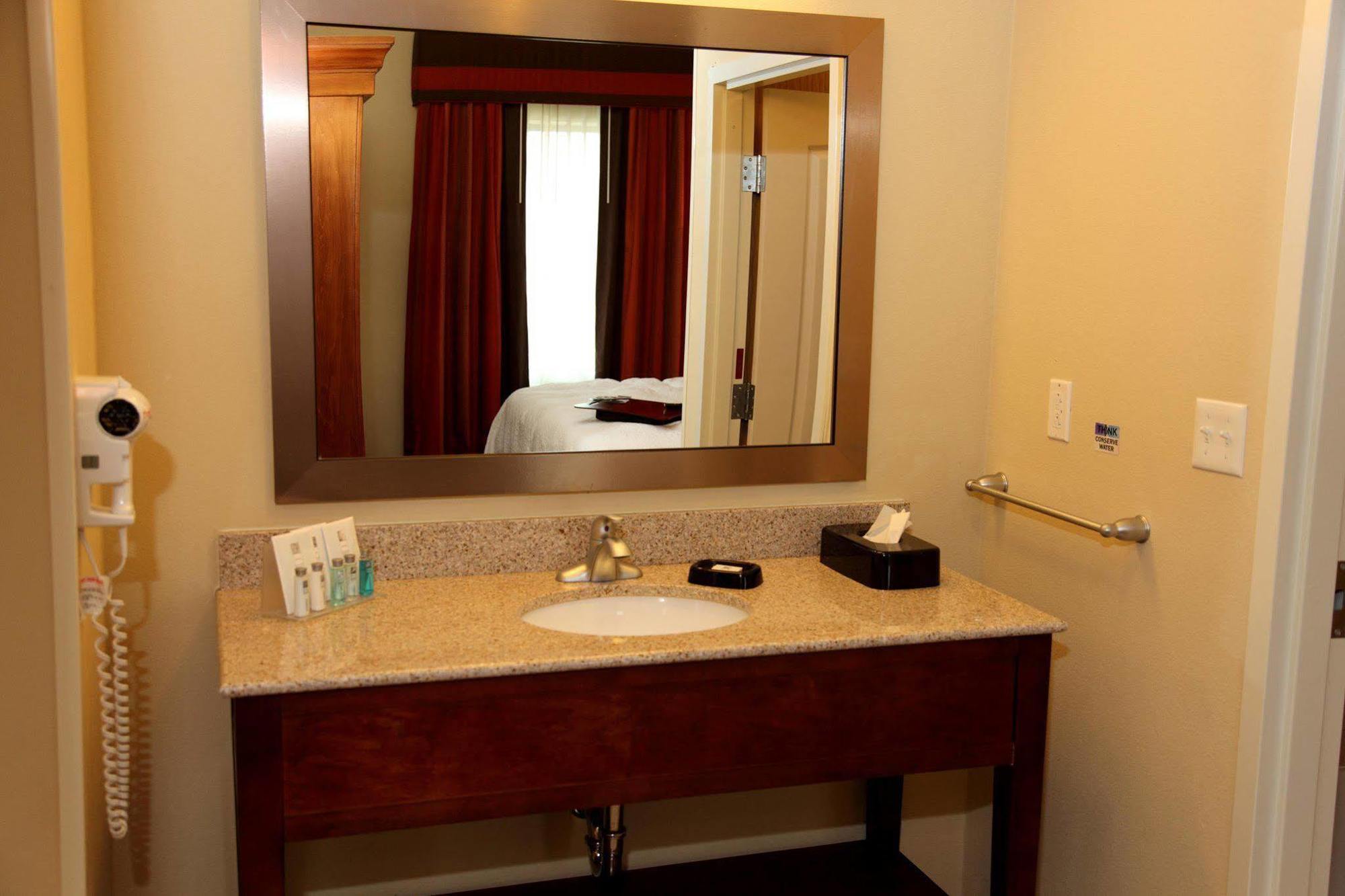 Hampton Inn & Suites בסטרופ חדר תמונה